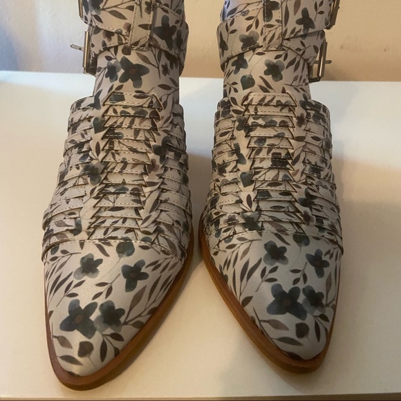 Gianni Bini bootiekryy
BLACK FRIDAY DEALS CHECK OUT MY CLOSET - Picture 4 of 7